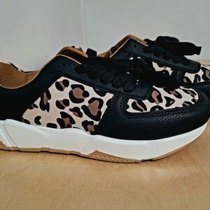 Brand new never worn women's leopard sneakers size 40 fits like 7.5